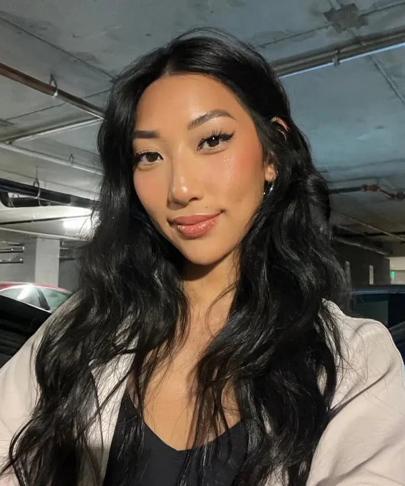 Künstlerische OnlyFans Mädchen in kreativem Setting mit Requisiten