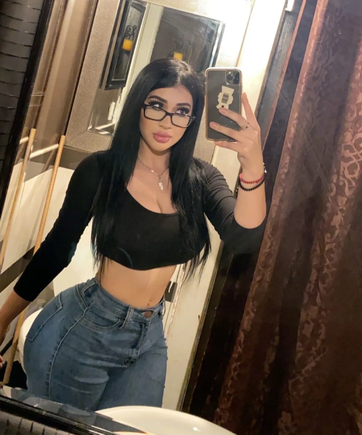 Fesselnde OnlyFans Mädchen mit Vintage-Frisur und nostalgischem Look