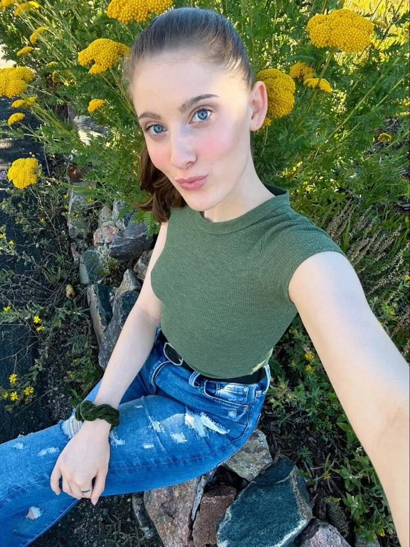 Wunderschöne OnlyFans Influencerin mit Blumenkrone und natürlichem Stil